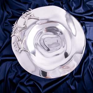 Bandeja de Servicio de Metal Pulido Lista para Exportar con Patrón, Bandeja Fundida en Arena a Precio Accesible, Directo desde India - Product Image 2