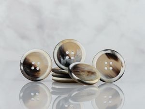 กระดุมเขาควายแบบไม่เท่ากันคุณภาพตามประเพณีสามารถปรับแต่งขนาดได้และขนาดใหญ่และสั้นใช้ได้ - Product Image 5