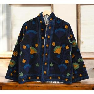 Veste en velours de luxe pour femme, occasions hivernales, broderie florale matelassée, style ethnique contemporain, écologique, respirante, séchage rapide - Product Image 1