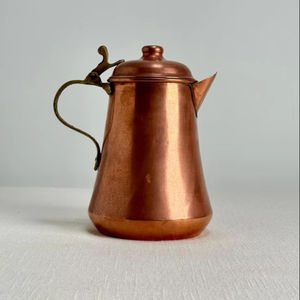 Cafetière traditionnelle en cuivre avec longue poignée d'aspect vintage et long bec pour une coulée élégante et lisse - Product Image 1