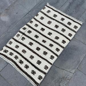 Alfombra Kilim Vintage, Alfombra Turca de 1.9x3 pies, Alfombra de Lana Blanca con Diseño Floral - Product Image 3