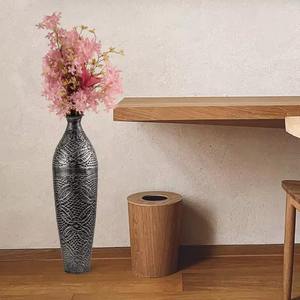 Vase décoratif en métal noir avec gravure florale, idéal pour la décoration de table à manger, la décoration de chambre à coucher et une présentation élégante, en provenance d'Inde - Product Image 5
