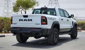 รถตู้มือสองราคาประหยัด ปี 2024 RAM TRX GCC R18 AWD เบาะหนัง สีขาว นำเข้าจากสหรัฐอเมริกา เกียร์ 6 สปีด 5 ที่นั่ง มาตรฐานยูโร 5 ถุงลมนิรภัย 4 จุด หลังคาซันรูฟ จอสัมผัส - Product Image 4