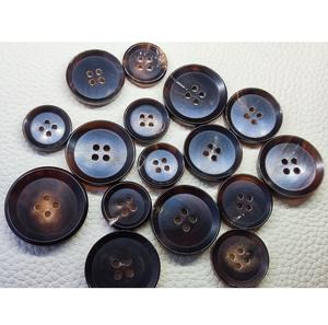 Boutons en corne de bœuf durables à 4 trous pour projets d'artisanat et de couture Produit tendance provenant d'un fabricant indien - Product Image 1