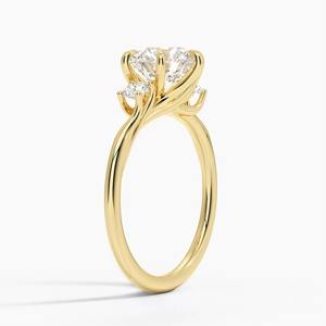 Anillo de compromiso de tres piedras de oro moderno de excelente calidad en oro amarillo para venta al por mayor y al por menor disponible para la venta - Product Image 4