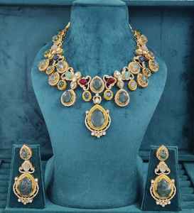Collier en moissanite en laiton avec de magnifiques boucles d'oreilles, ensemble inspiré de Sabyasachi, parfait pour les mariages, les tenues de soirée, ensemble de luxe - Product Image 5