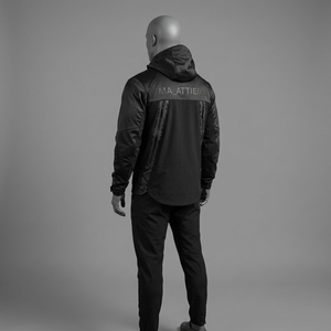 Veste softshell noire à capuche pour homme, fermeture éclair intégrale, veste coupe-vent décontractée pour sports de plein air, design à panneaux camouflage - Product Image 2