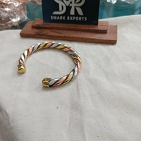 Bracelet torsadé en cuivre tricolore, ajustable, manchette ouverte, fait main, finition polie, artisanat traditionnel léger et solide pour hommes et femmes