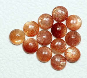 พลอยซันสโตนสีฟ้าทรงกลมแบบคาโบชอง ขัดเงา พร้อมเอฟเฟกต์เปลี่ยนสี AMAN GEMS ขายส่งจำนวนมาก สำหรับทำเครื่องประดับ ของขวัญสำหรับเธอ - Product Image 4