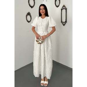 Robe brodée blanc cassé avec manches ballon et détails froncés. - Ecru - Product Image 2