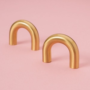 Poignée incurvée dorée pour armoires, tiroirs et portes Quincaillerie décorative élégante pour la décoration intérieure Utilisation élégante de l'intérieur et des meubles - Product Image 1