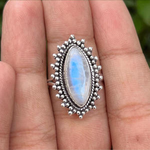 แหวนทำมือสไตล์มินิมอล แหวนเงินแท้ 925 ประดับด้วยมูนสโตนสีรุ้งธรรมชาติ สวยงาม แหวนโบฮีเมียนเรียบหรูสำหรับงานแต่งงาน - Product Image 4