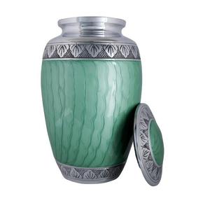 Esta elegante urna artesanal presenta un diseño de tributo bellamente esculpido, creado para honrar cenizas queridas con tranquilidad y dignidad. - Product Image 4