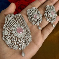 Superbe ensemble collier et boucles d'oreilles en laiton plaqué argent avec zircon, idéal pour mariages et soirées, tendance pour femme