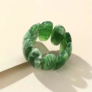Brazalete de resina pintado a mano respetuoso con el medio ambiente de moda, piedras incrustadas de colores, diseño elástico ligero, personalizable único - Product Image 1