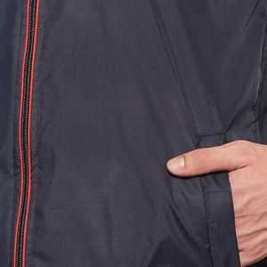 Nueva Llegada 2026 Chaquetas Impermeables de Nailon Teñido Liso, Chaqueta Cortavientos Personalizada para Hombre con Cierre de Cremallera y Mangas Completas - Product Image 4