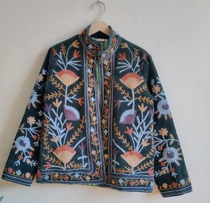 Veste en velours d'hiver vintage avec broderie florale, col montant, bordure de style Suzani, longueur aux hanches, doublure en laine respirante - Product Image 1