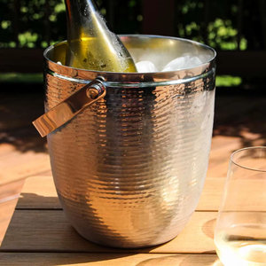 Profitez d'un repas en plein air avec ce seau à glace en métal texturé, disponible à prix de gros - Product Image 1