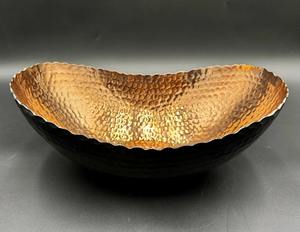 Bol de service noir et or, décoration d'intérieur de luxe et vaisselle pour les célébrations et la présentation des repas, fabriqué à la main en Inde - Product Image 3