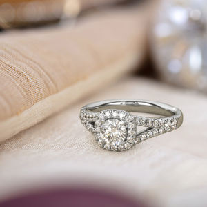 Anillo solitario Daze El diseño elegante y moderno es perfecto para cualquier ocasión, añadiendo un toque de glamour a tu look. - Product Image 4