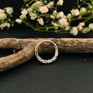 Piercing Daith de luxe en or jaune/rose 14 carats avec moissanite taille baguette, bijoux fins - Cadeau pour femme - Product Image 5