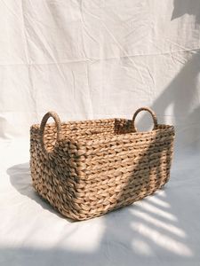 Panier en rotin de couleur naturelle parfait pour les intérieurs minimalistes neutres offrant un rangement pratique avec une texture organique élégante - Product Image 2