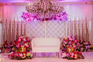 Escenario de boda hindú deslumbrante con paredes de velas Escenario de fiesta de compromiso de boda asombroso Escenario de Evento de recepción de boda Maharani - Product Image 6