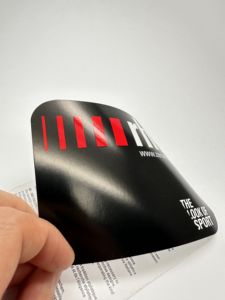 ป้ายห้อยขอบทรงกลมพิมพ์ลายจุดตัดด้วยแสง UV พร้อมตราประทับสตริงเคลือบ PP เสร็จสิ้นเสื้อผ้าแฮงค์แท็กแสดงข้อมูลการ์ด - Product Image 5