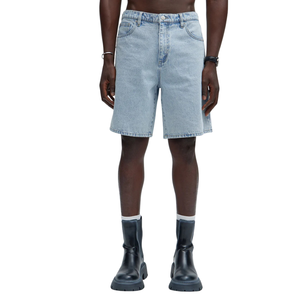 Shorts en jean bleu clair pour homme, délavage enzymatique moyen, respirant, séchage rapide, longueur genou, coupe décontractée, cinq poches, 100 % coton - Product Image 1