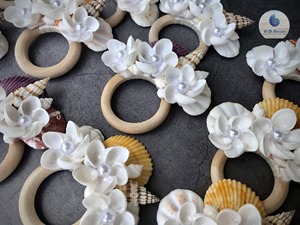 แหวนรองผ้าเช็ดปากเปลือกหอยธรรมชาติทำมือ และที่ใส่ผ้าเช็ดปากจากวัสดุธรรมชาติ ดีไซน์งานหวายขัดเงา เป็นมิตรกับสิ่งแวดล้อม จากเวียดนาม - Product Image 4