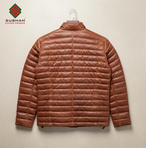 เสื้อแจ็คเก็ตบอมเบอร์ลำลองสำหรับผู้ชายสำหรับฤดูหนาว พร้อมซิปปิด ลายเรียบ บริการ OEM หนังเคลือบขัดเงาแบบวินเทจ - Product Image 2