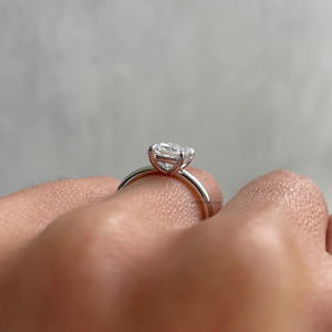 Bague de fiançailles solitaire minimaliste avec Moissanite allongée 10x6 MM coupe rayonnante magnifique quatre griffes finition glacée pour elle - Product Image 2