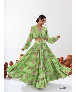 Night Dance NavratriLehengaCholi pour femme en noir avec miroir et velours Chunni - Product Image 6