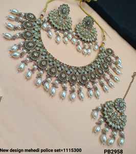 Belle Superbe Zircon Cubique Cristal Feuille Forme Dangle Mehandi Plaqué Bijoux De Mariage Avec Boucles D'oreilles Mangtika Pour Les Femmes - Product Image 1