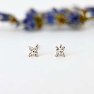 Pendientes de Botón de Flor de Trébol con Diamantes Cultivados en Laboratorio, Plata 925 Chapada en Oro Amarillo y Rodio, para Mujer, Regalo de Compromiso para Novia - Product Image 3