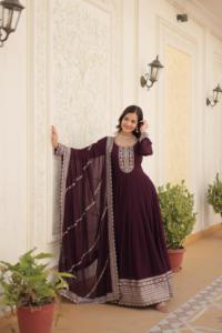 Vestido Anarkali de Diseño con Bordado de Lentejuelas y Georgette Sintética de Última Moda por Fab Zone - Product Image 5