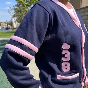 Cárdigan de Lana Bordado Personalizado Jack and Jill, Estilo Clásico Tejido con Botones en la Parte Delantera, Cuello en V, Cárdigan Varsity - Product Image 4