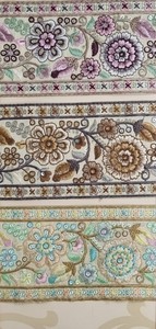 Lacets brodés à la machine sur mesure dans des motifs et des couleurs floraux pour robes de mariée et vêtements et pour la revente. - Product Image 4