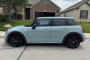 MINI COOPER S HARDTOP 4 PORTES ÉDITION BLEU GLACE 2019 PRÊT À ÊTRE EXPÉDIÉ - Product Image 4