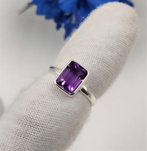 แหวนเรียงซ้อนทรงมรกตแท้ Royal Bloom สีม่วงมหัศจรรย์ ประกายหรูหรา สง่างาม โดดเด่น ไม่ซ้ำใคร เหมาะสำหรับงานปาร์ตี้ - Product Image 3