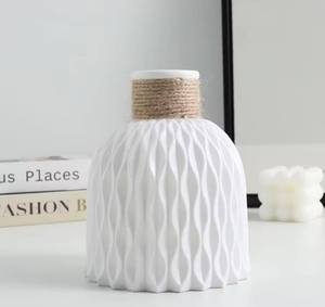 Vase à fleurs en plastique aspect céramique nordique, léger, résistant aux chocs, vase décoratif pour la maison, les événements et la décoration de table - Mme Tarina - Product Image 1