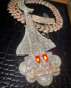 Un magnifique et attrayant pendentif en chaîne fabriqué en argent sterling 925 avec des diamants moissanite VVS Clarity améliorés - Product Image 2