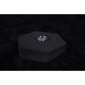 Anillo Geométrico de Plata de Ley Chapado en Rodio con Incrustaciones de Diamantes y Perla - Product Image 2