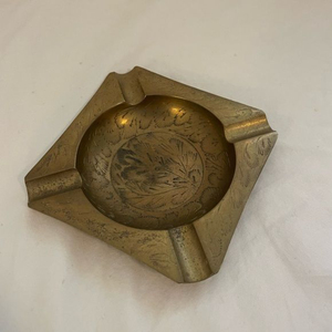 Cendrier en laiton gravé de qualité supérieure, décoration artisanale, accessoire de fumeur en métal carré avec gravures florales et de paon, cadeau unique - Product Image 1