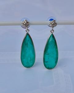 Boucles d'oreilles fines en argent sterling 925 avec clou rose en cristal émeraude et motif goutte de larme - Product Image 4