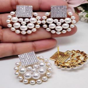 Pendientes colgantes elegantes de perlas y circonitas cúbicas de primera calidad, joyería atemporal, ideales para bodas, aniversarios y ocasiones especiales - Product Image 1