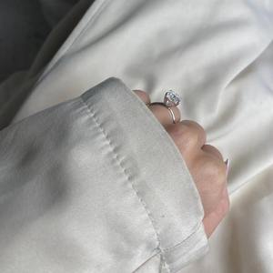 Anillo de Diamante Cultivado en Laboratorio con Corte Esmeralda de 7.00 Quilates, Anillo de Compromiso Solitario en Oro de 18K, Diseño Elegante y Minimalista, Certificado IGI - Product Image 5