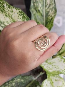 Bague en laiton poli de qualité export, design moderne rustique, faite à la main, avec couleur personnalisée pour tenue culturelle traditionnelle d'Inde - Product Image 5