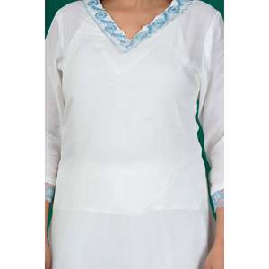 Ensemble de kurta en mousseline de soie blanche élégante avec dupatta bleu clair - Product Image 2