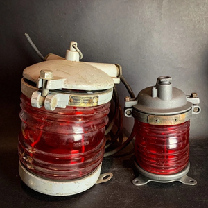 Luz roja para barco marino. Lámpara de alta calidad con soporte hecho a mano para decoración de hogar o bar - Product Image 1